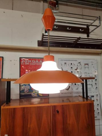 Vintage hanglamp metaal en opaline jaren 60 beschikbaar voor biedingen