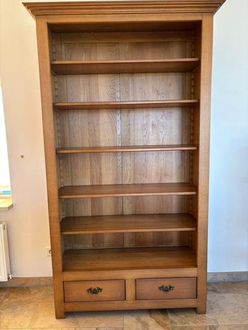 Zeer nette boekenkast beschikbaar voor biedingen