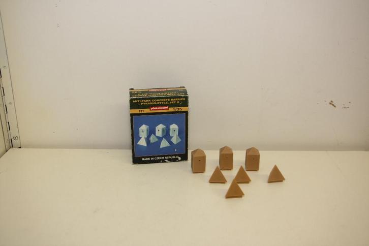 Anti-tank betonnen barrières - Piramide-stijl. Complete set., Hobby en Vrije tijd, Modeltreinen | H0, Nieuw, Brug, Tunnel of Gebouw