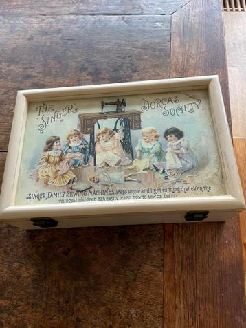 Prachtige houten naaidoos beschikbaar voor biedingen