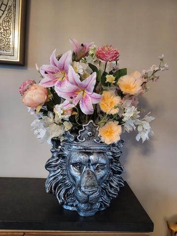 Leeuwenkop pot met kunst bloemen van het merk light&living beschikbaar voor biedingen