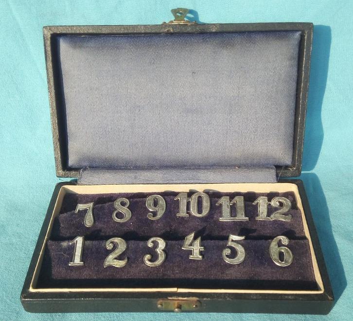 ZILVEREN ART DECO TAFELNUMMERS 1-12 GLASHANGERS ORIGINEEL, Antiek en Kunst, Curiosa en Brocante, Verzenden