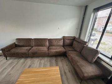 Grote, comfortabele hoekbank met lounge gedeelte beschikbaar voor biedingen