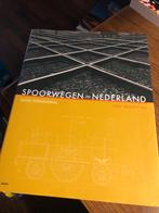 Spoorwegen in Nederland - Guus Veenendaal 640 pagina's NU 10, Ophalen of Verzenden, Zo goed als nieuw, Trein, Boek of Tijdschrift
