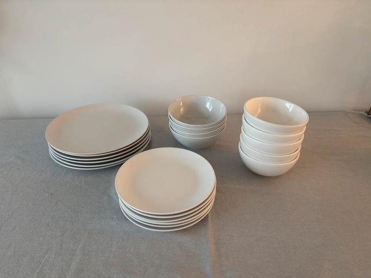 Wit servies: borden en kommen, Huis en Inrichting, Keuken | Servies, Gebruikt, Bord(en), Effen, Aardewerk, Ophalen