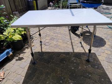 Tafel met 4 verstelbare poten beschikbaar voor biedingen