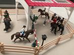 Schleich rijbak set met paarden, tuig, ruiters en meer, Ophalen of Verzenden, Zo goed als nieuw