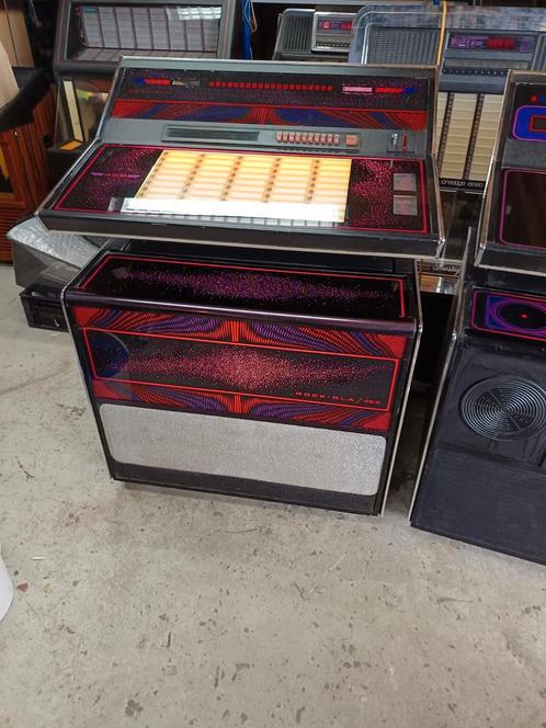 Spelende  jukeboxen wegens ruimte gebrek, Verzamelen, Automaten | Jukeboxen, Overige merken, 1970 tot heden, Ophalen of Verzenden