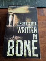 Simon Beckett - Written in Bone, Boeken, Ophalen of Verzenden, Gelezen, Simon Beckett