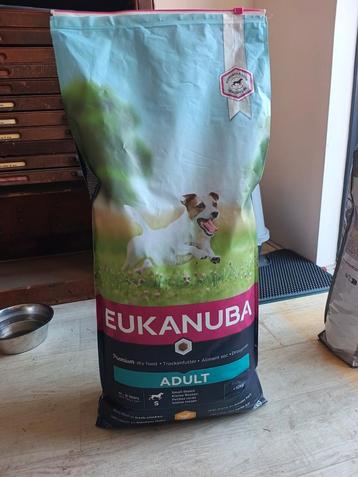 Eukanuba Adult Small Breed hondenvoer beschikbaar voor biedingen