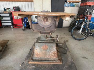 Zaagtafel met gietijzeren onderstel  beschikbaar voor biedingen