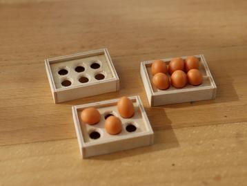 Grappige houten eierrekjes met 6 bruine eitjes. beschikbaar voor biedingen