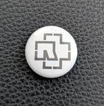 Rammstein Band button – 25mm button / speld / pin, Verzamelen, Speldjes, Pins en Buttons, Verzenden, Nieuw, Overige onderwerpen