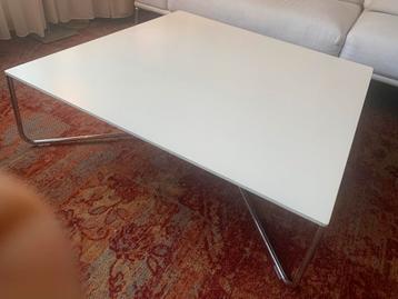 Witte Artifort Salontafel met Metalen Onderstel beschikbaar voor biedingen