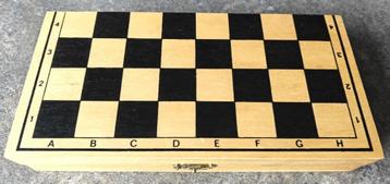 Opklapbaar schaakbord met houten schaakstukken. beschikbaar voor biedingen