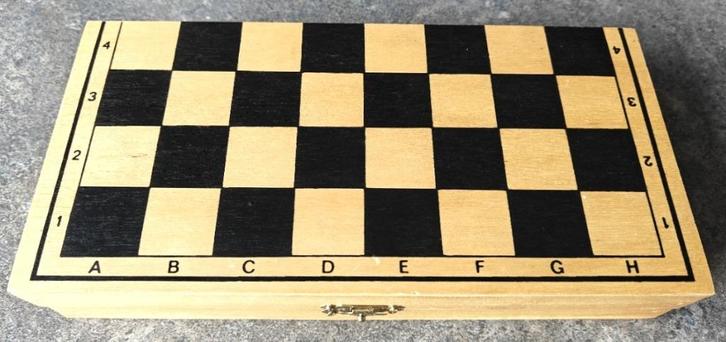 Opklapbaar schaakbord met houten schaakstukken., Hobby en Vrije tijd, Gezelschapsspellen | Bordspellen, Zo goed als nieuw, Een of twee spelers