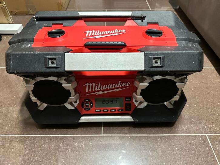 Milwaukee Bouwradio C 12 - 28 DCR met 4 accu en oplader, Doe-het-zelf en Verbouw, Gereedschap | Overige machines, Zo goed als nieuw