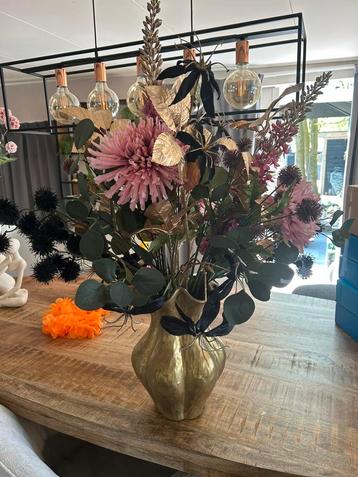 Prachtige grote vaas met zijn bloemen van woonwinkel entree beschikbaar voor biedingen