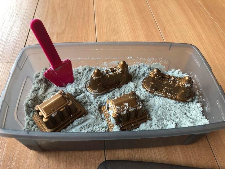 Kinetisch Zand 3kg + Vormpjes, Kinderen en Baby's, Speelgoed | Educatief en Creatief, Gebruikt, Knutselen, Bouwen, Ontdekken, Ophalen of Verzenden