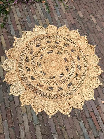 Rond jute opengewerkt vloerkleed beschikbaar voor biedingen