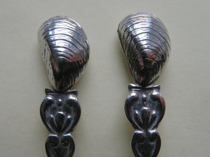 2 lepeltjes met mossel / weekdier 3D, Antiek en Kunst, Antiek | Bestek, Verzenden