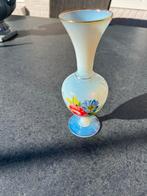 Italiaans Melkglas Vaasje met Bloemen, Huis en Inrichting, Woonaccessoires | Vazen, Gebruikt, Wit, Ophalen of Verzenden, Glas