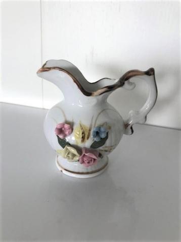 Vintage porseleinen melkkannetje met bloemen beschikbaar voor biedingen