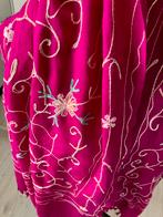 Grote geborduurde sjaal fuchsiaroze, Kleding | Dames, Verzenden, Gedragen, Maat 46/48 (XL) of groter, Sjaal