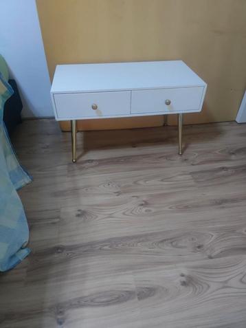 Wit Nachtkastje met Gouden Poten beschikbaar voor biedingen