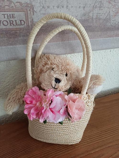 Lieve knuffelbeer in schattige bloementas, Kinderen en Baby's, Speelgoed | Knuffels en Pluche, Zo goed als nieuw, Beer, Ophalen of Verzenden