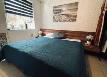 Bed met zwevende nachtkastjes