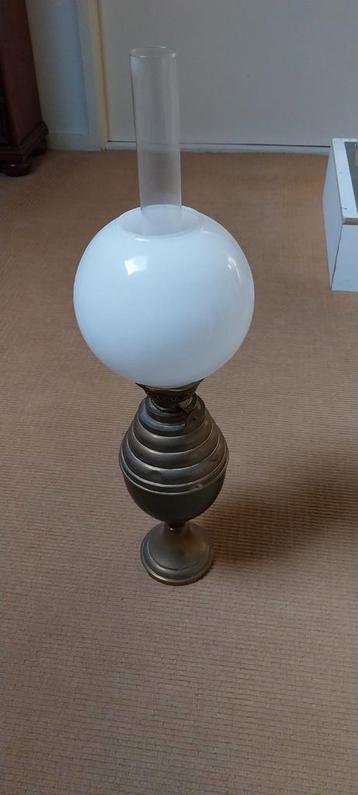 Antieke olielamp beschikbaar voor biedingen