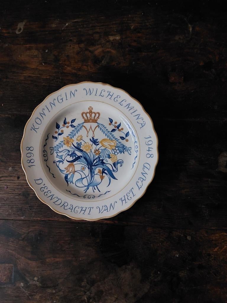 Wilhelmina gedenkbord 1948 daim. 23 cm, Verzamelen, Koninklijk Huis en Royalty, Ophalen, Gebruikt