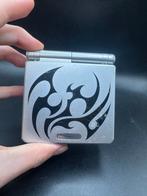 Game Boy Advance SP - Zilver - tribal editie, Spelcomputers en Games, Spelcomputers | Nintendo Game Boy, Gebruikt, Lenn hodes