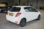 Toyota Yaris 1.0 VVT-i Aspiration 5-DEURS | AIRCO | CAMERA, Auto's, Toyota, Euro 5, Stof, Gebruikt, Wit