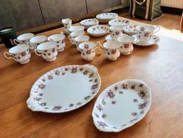 Sweet Violets Royal Albert servies  beschikbaar voor biedingen