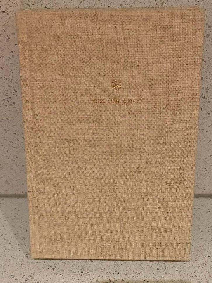 One Line A Day • 5-jaar dagboek • Beige linnen • Nieuwstaat, Diversen, Notitieboeken, Nieuw, Ophalen of Verzenden