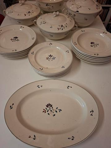 Antiek Servies met Bloemmotief beschikbaar voor biedingen