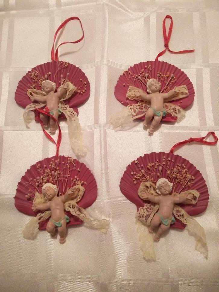 4 antieke kerst engeltjes van composiet op een roze schelp, Diversen, Kerst, Ophalen of Verzenden