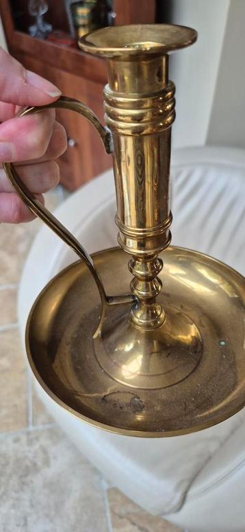 Antieke Messing Loop Kandelaar beschikbaar voor biedingen