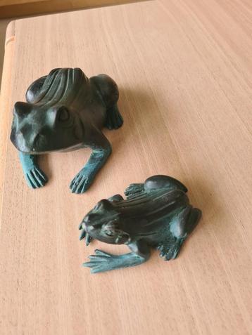 2 bronzen kikkers voor binnen of buiten plus 1 pad. beschikbaar voor biedingen