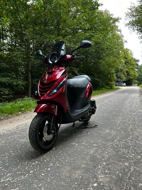 Piaggio zip 4t 80cc, Fietsen en Brommers, Scooters | Piaggio, Zo goed als nieuw, Zip, Benzine, Ophalen