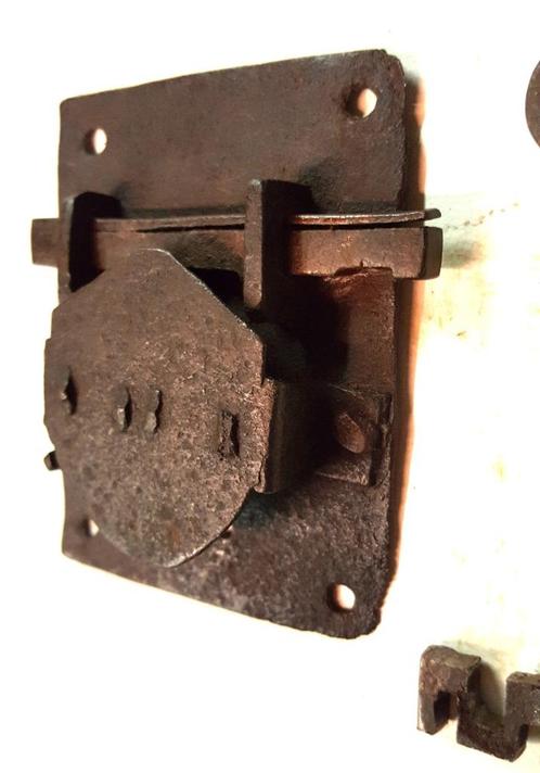 Klein kastslot + sleutel, ijzer, 18e of 19e eeuw, Antiek en Kunst, Antiek | Gereedschap en Instrumenten, Verzenden