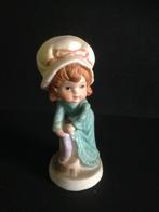 Beeldje meisje met gele pof muts doet laars aan, Ophalen of Verzenden, Gebruikt, Mens