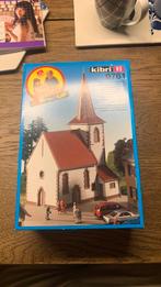 Kibri HO 9761 dorpskerk, Hobby en Vrije tijd, Overige merken, Gelijkstroom of Wisselstroom, Brug, Tunnel of Gebouw, Nieuw
