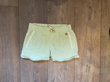 Nieuw groene sweatstof short met klein goudglittertje mt 152 beschikbaar voor biedingen