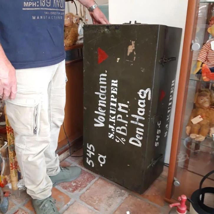 Oude metalen kist label oa Rotterdamsche Lloyd Volendam etc, Antiek en Kunst, Curiosa en Brocante, Ophalen