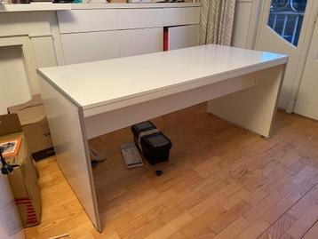 2 x white office desks beschikbaar voor biedingen