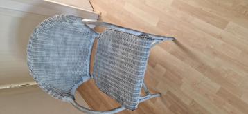 Twee witte rotan stoeltjes beschikbaar voor biedingen