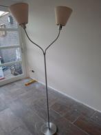 Gratis ophalen.Staande lamp met tweelichtpunten, Huis en Inrichting, Lampen | Vloerlampen, Ophalen of Verzenden, Zo goed als nieuw